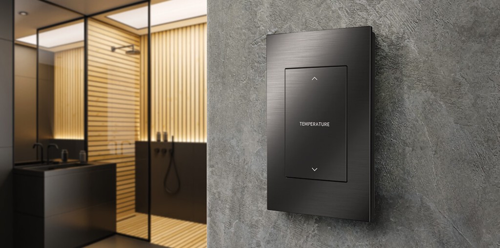 Horizon Keypad en pared de hormigón, ambiente de baño premium con control de temperatura retroiluminado.