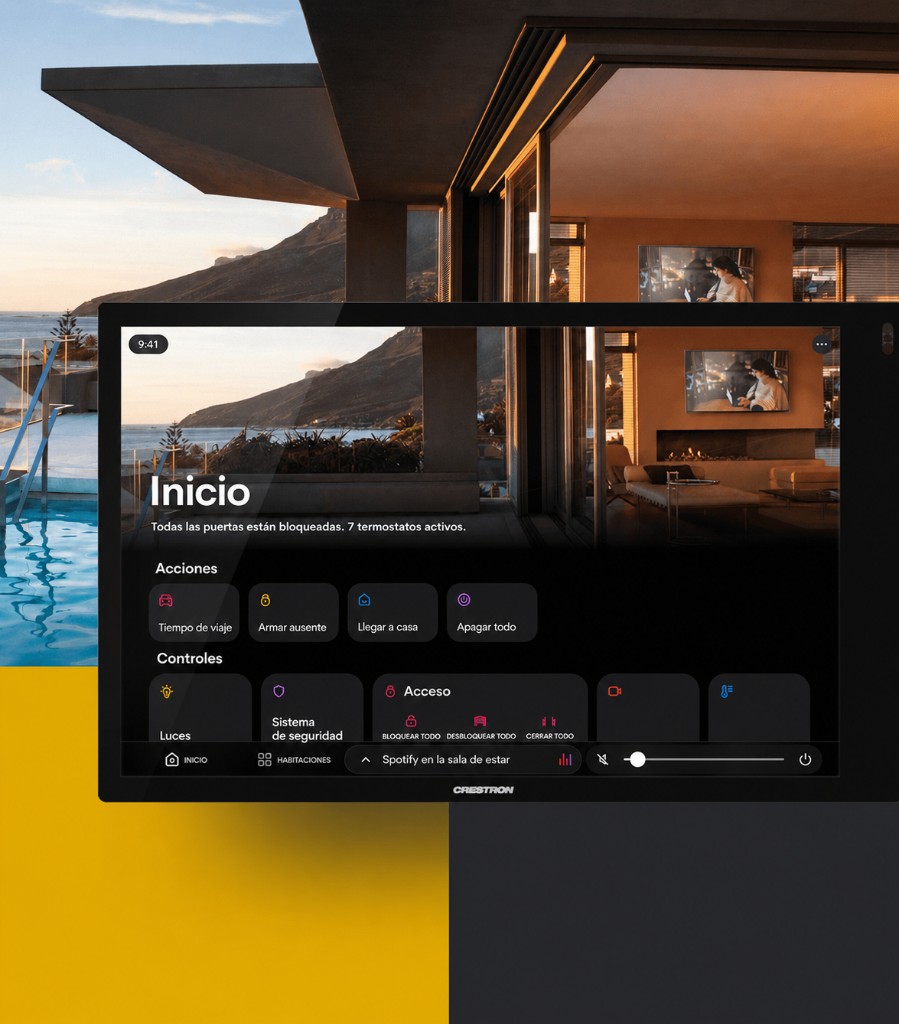 Panel táctil Crestron con la pantalla Inicio de Crestron Home OS 4: acciones rápidas, controles de luces, seguridad, acceso y barra de navegación inferior.
