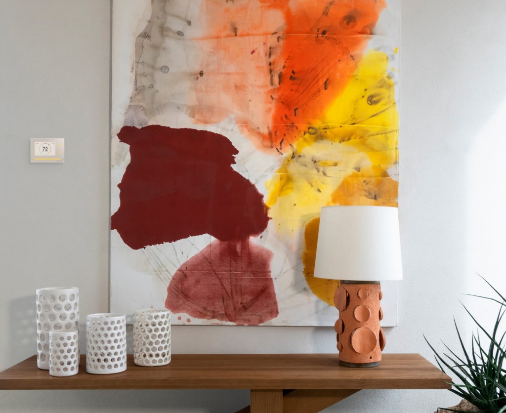 Termostato inteligente en pared de interior residencial moderno